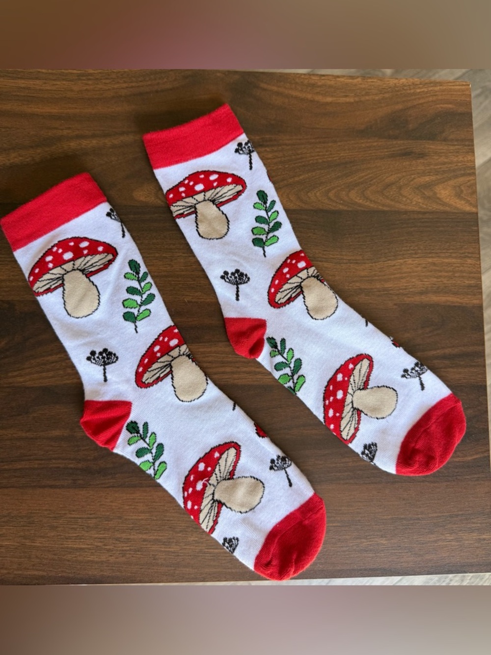 Women’s Red Mushroom Print Crew Socks New